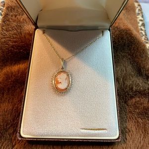 Krementz cameo necklace